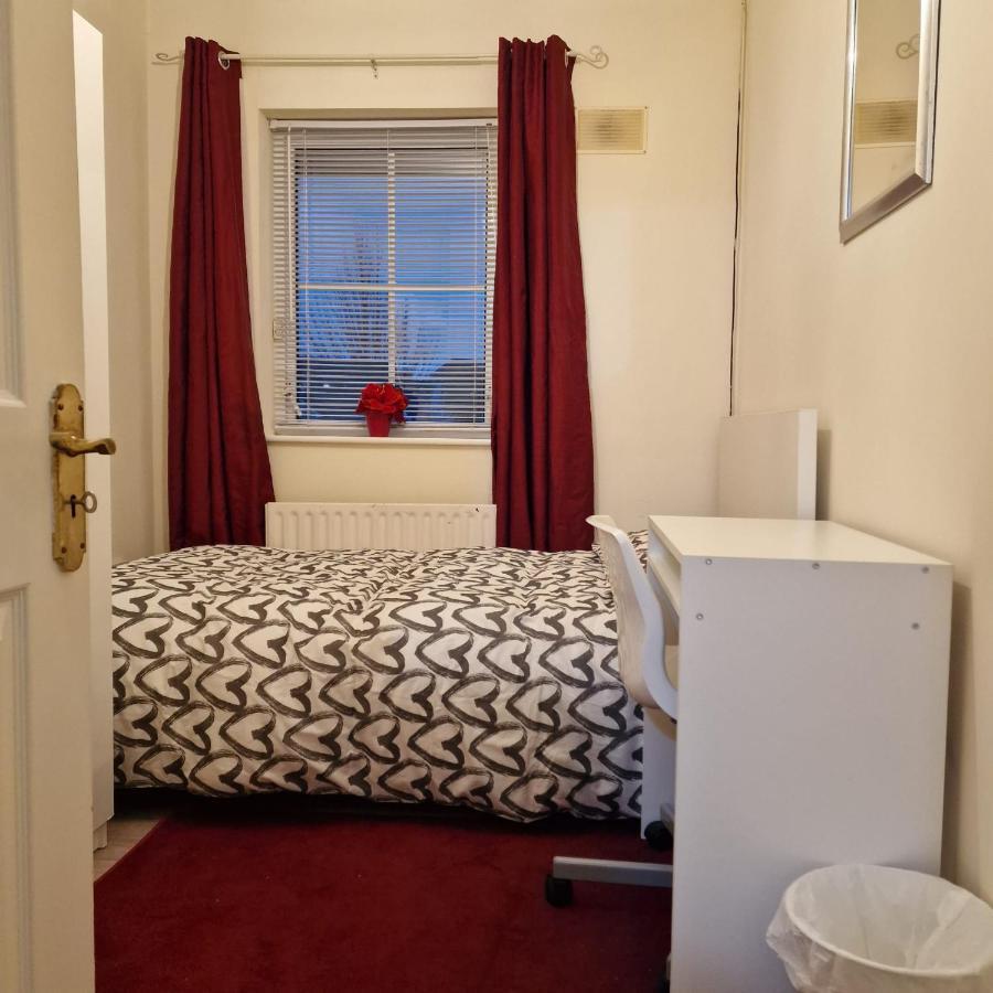 Females Only - Private Bedrooms In Dublin Lucan Eksteriør bilde
