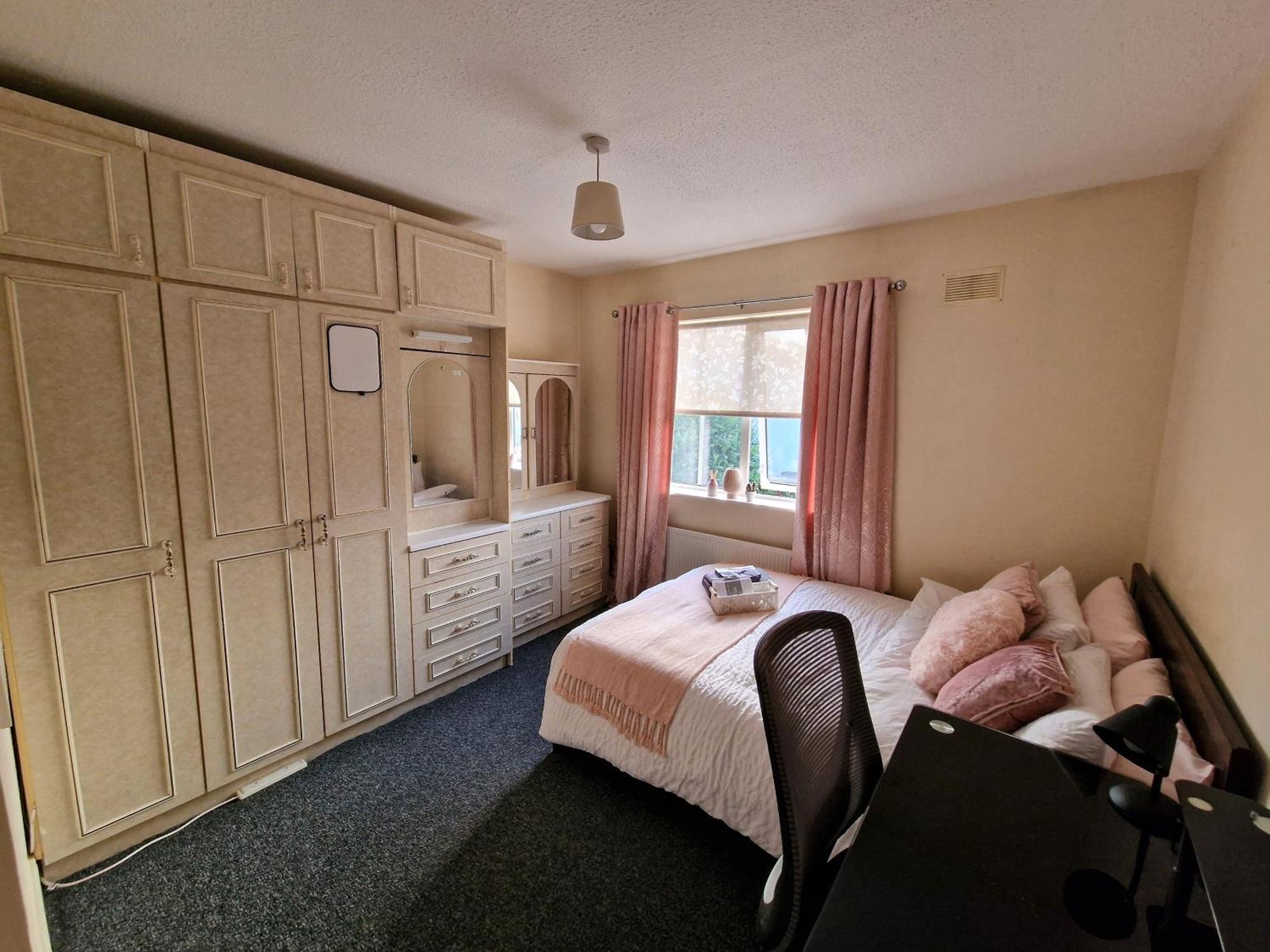 Females Only - Private Bedrooms In Dublin Lucan Eksteriør bilde